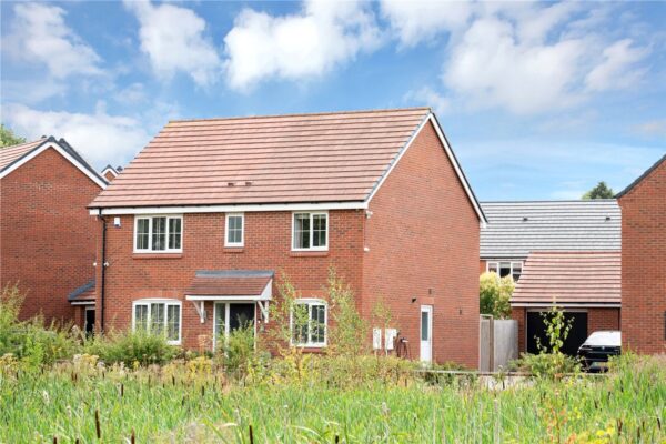 Bossu Drive, Stoughton Park, LE2 2GR